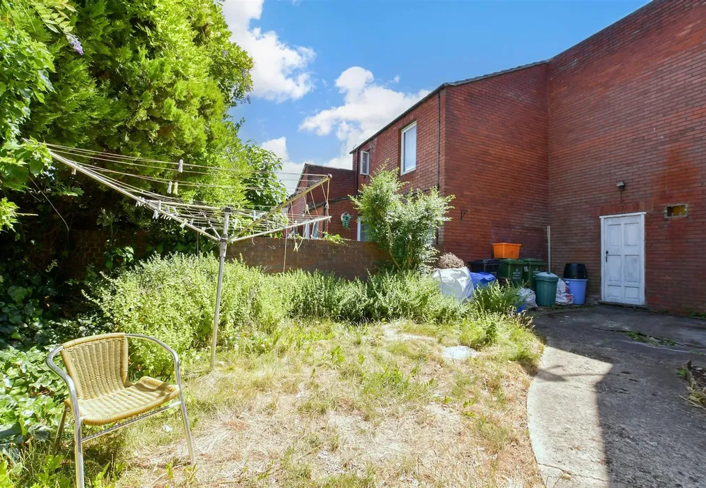 Rear Garden - Ampers End, Basildon, Essex - Wards of Kent