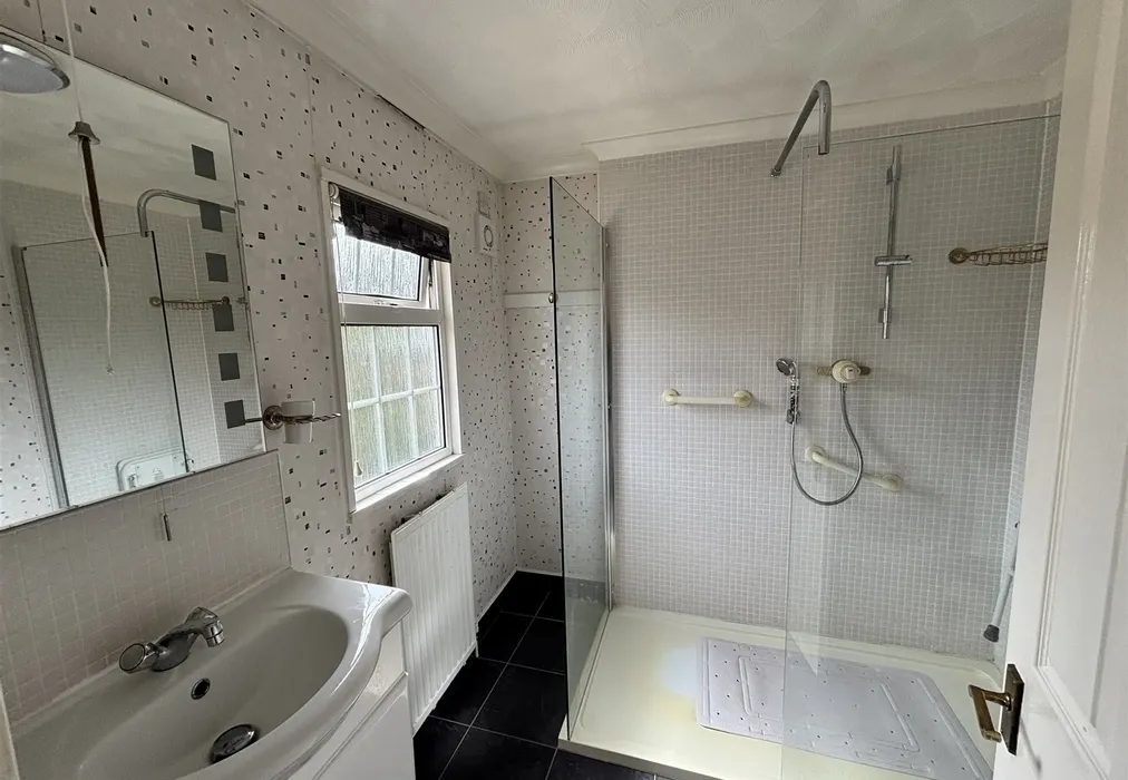 Ensuite - London Road, West Kingsdown, Kent - Wards of Kent