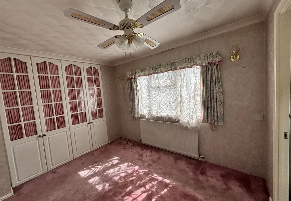 Main Bedroom - London Road, West Kingsdown, Kent - Wards of Kent