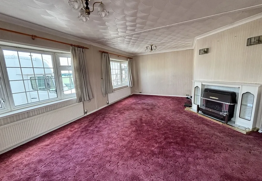 Lounge - London Road, West Kingsdown, Kent - Wards of Kent