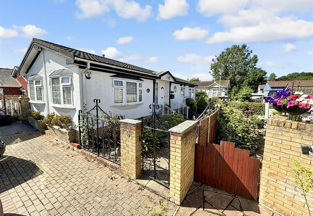 Front - London Road, West Kingsdown, Kent - Wards of Kent