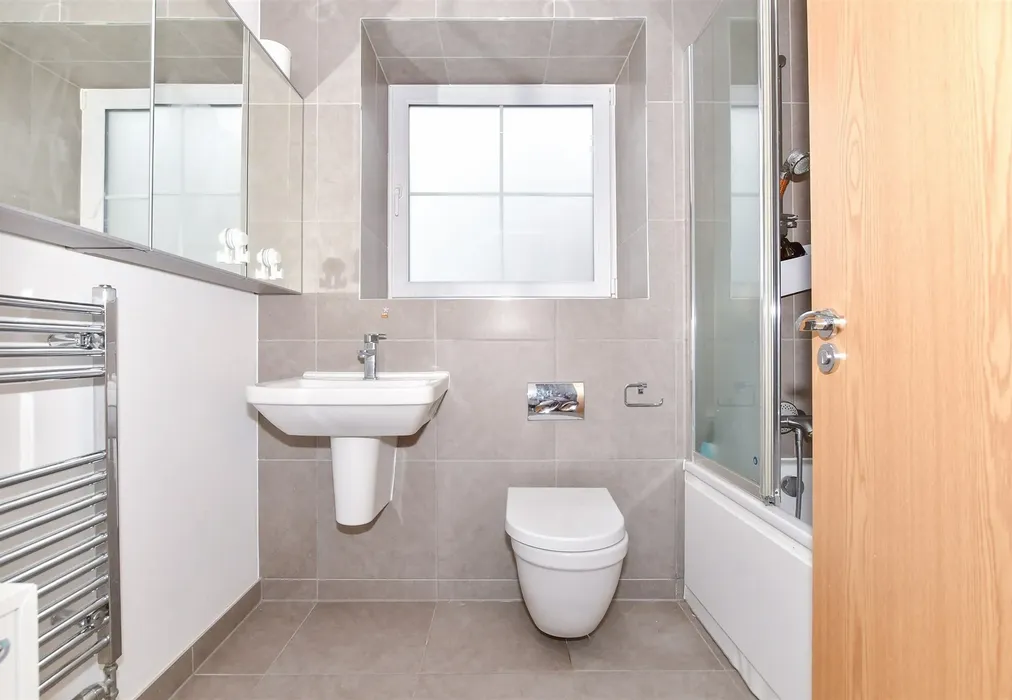 Bathroom - Hambrook Road, Holborough Lakes, Snodland, Kent - Wards of Kent