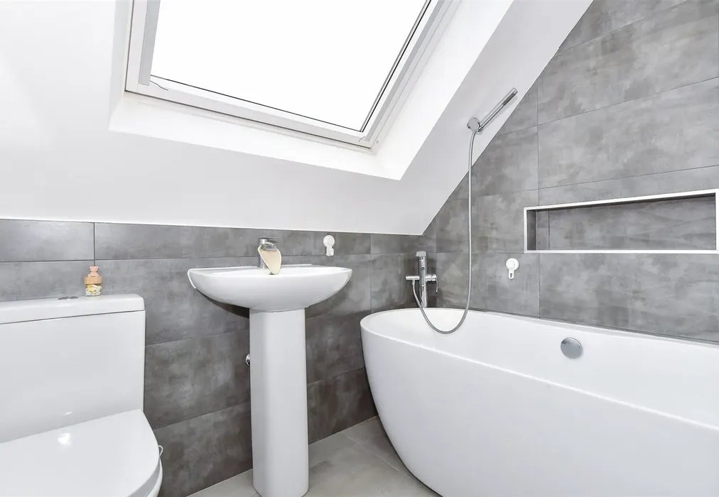 Bathroom - Hambrook Road, Holborough Lakes, Snodland, Kent - Wards of Kent