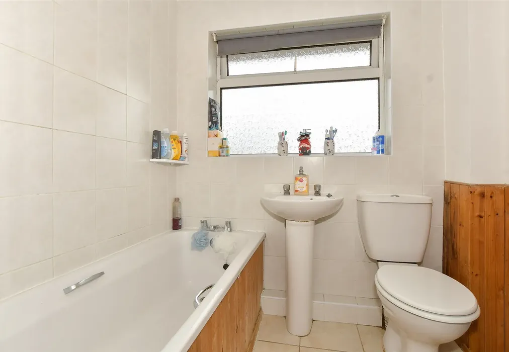 Bathroom - Highgate Road, Whitstable, Kent - Wards of Kent