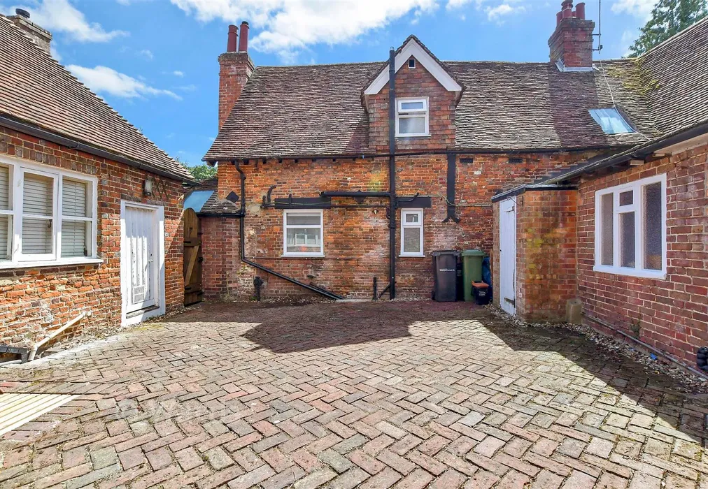 Rear Garden - The Square, Lenham, Maidstone, Kent - Wards of Kent