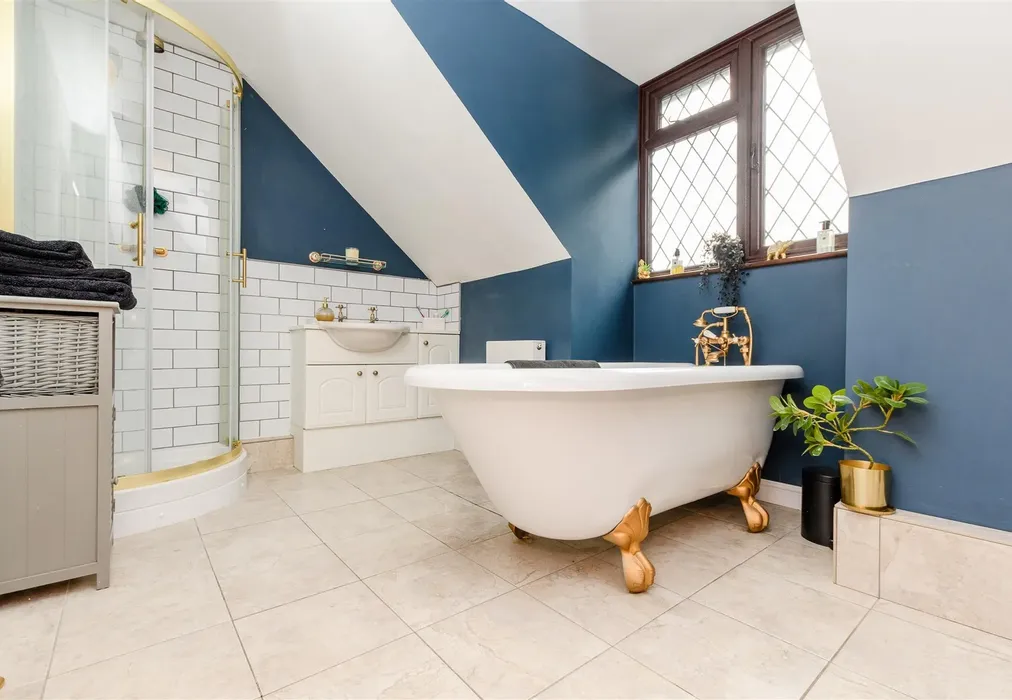 Bathroom - Priestwood Road, Meopham, Gravesend, Kent - Wards of Kent