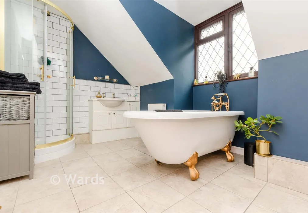 Bathroom - Priestwood Road, Meopham, Gravesend, Kent - Wards of Kent