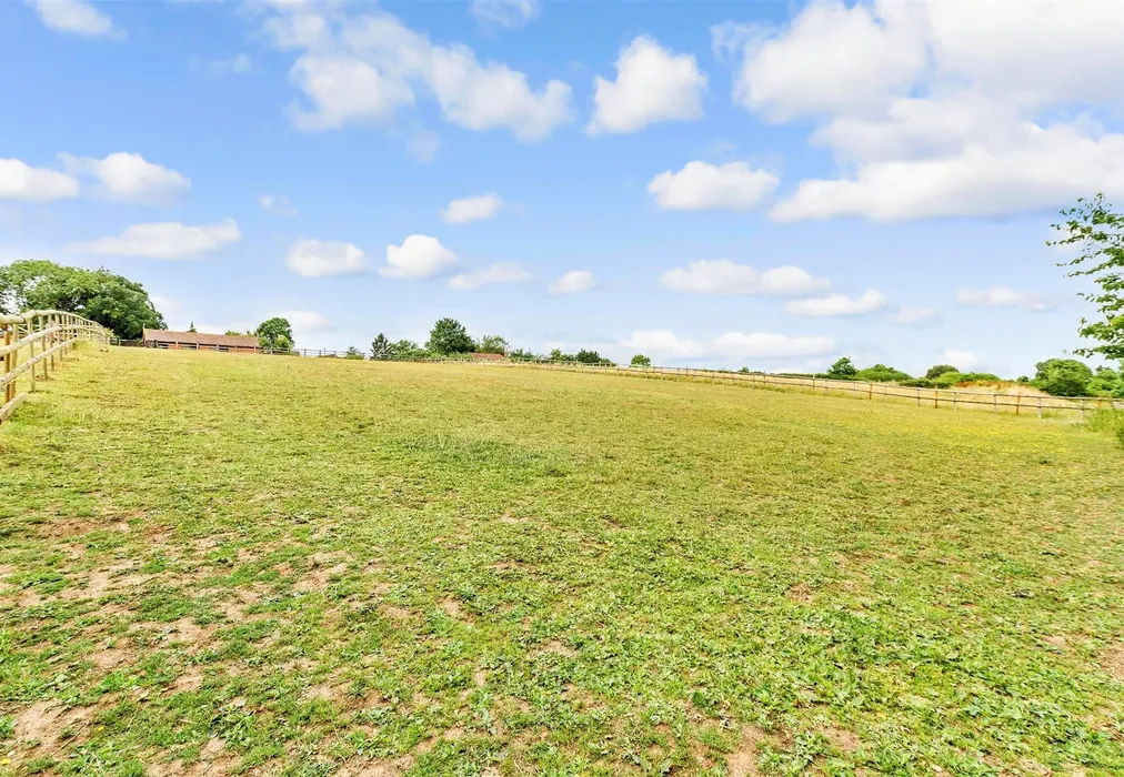 Rear Garden - Priestwood Road, Meopham, Gravesend, Kent - Wards of Kent