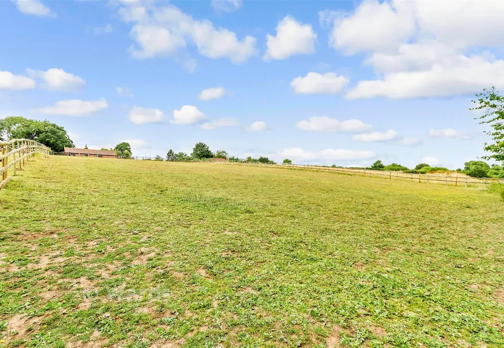 Rear Garden - Priestwood Road, Meopham, Gravesend, Kent - Wards of Kent