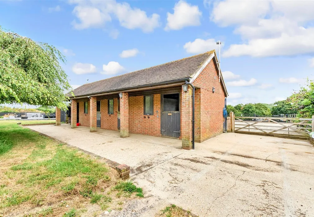 Workshop/Outbuildings - Priestwood Road, Meopham, Gravesend, Kent - Wards of Kent