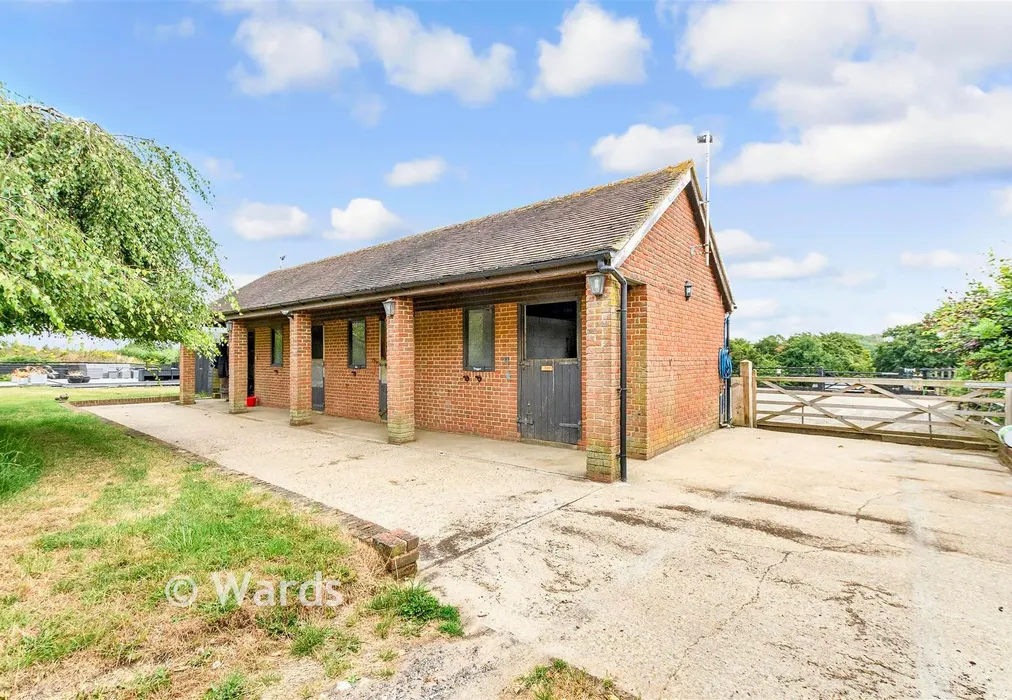 Workshop/Outbuildings - Priestwood Road, Meopham, Gravesend, Kent - Wards of Kent