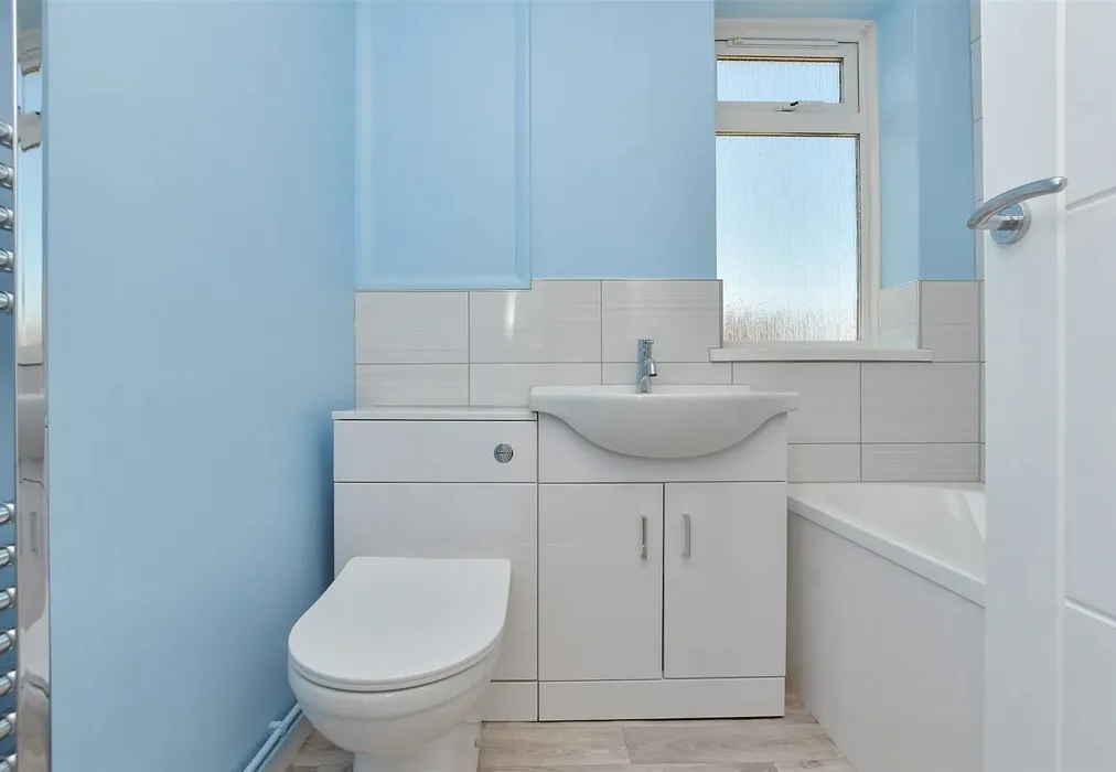 Bathroom - Perkins Avenue, Margate, Kent - Wards of Kent