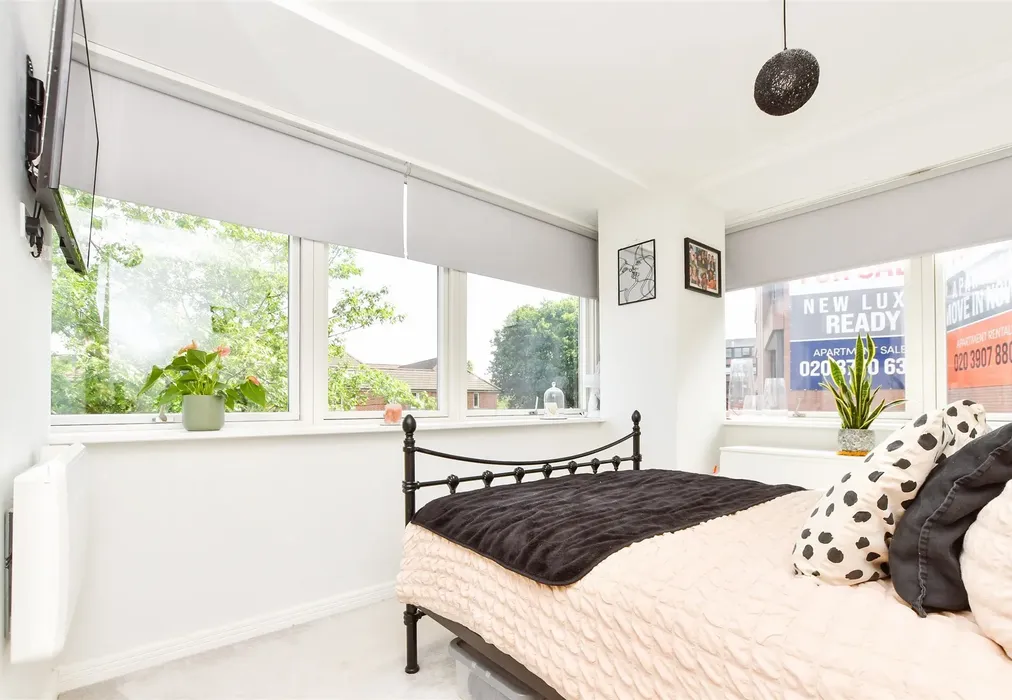 Bedroom 1 - Wood Street, East Grinstead, West Sussex - Wards of Kent