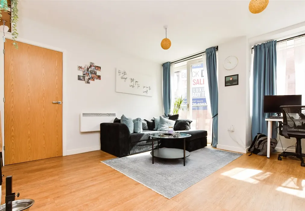Lounge Area - Wood Street, East Grinstead, West Sussex - Wards of Kent