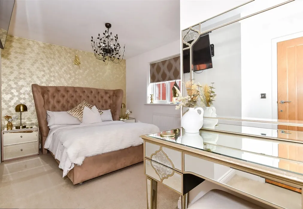 Bedroom 1 - Lodge Close, Allington, Maidstone, Kent - Wards of Kent