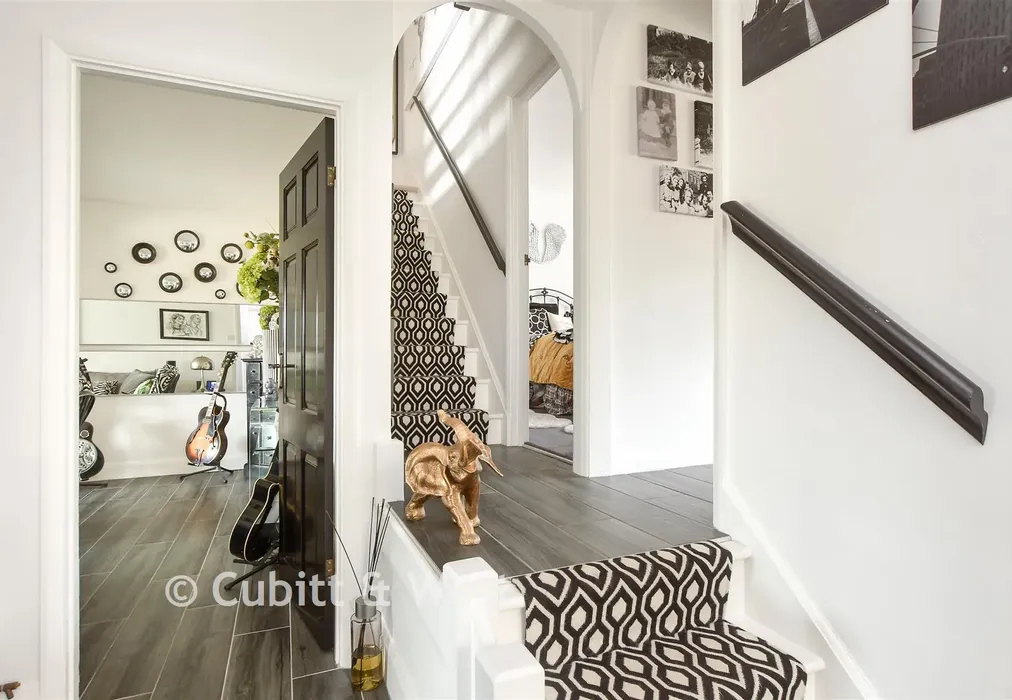 Internal Lifestyle Photograph - Langley Close, Epsom, Surrey - Wards of Kent