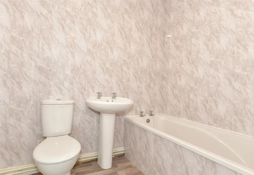 Bathroom - Alma Road, Sheerness, Kent - Wards of Kent