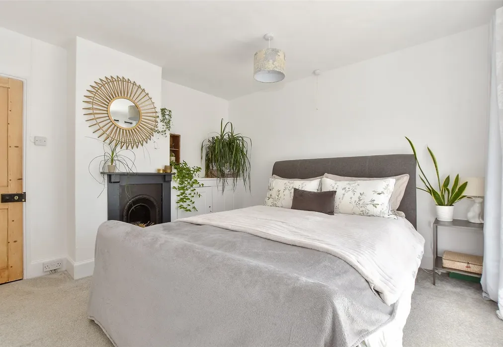 Bedroom 1 - Albert Road, Gurnard, Isle of Wight - Wards of Kent