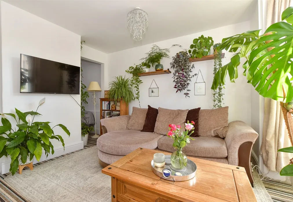 Lounge - Albert Road, Gurnard, Isle of Wight - Wards of Kent