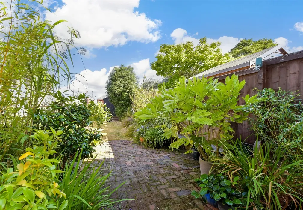 Rear Garden - Albert Road, Gurnard, Isle of Wight - Wards of Kent