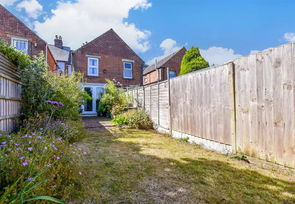 Rear Garden - Albert Road, Gurnard, Isle of Wight - Wards of Kent