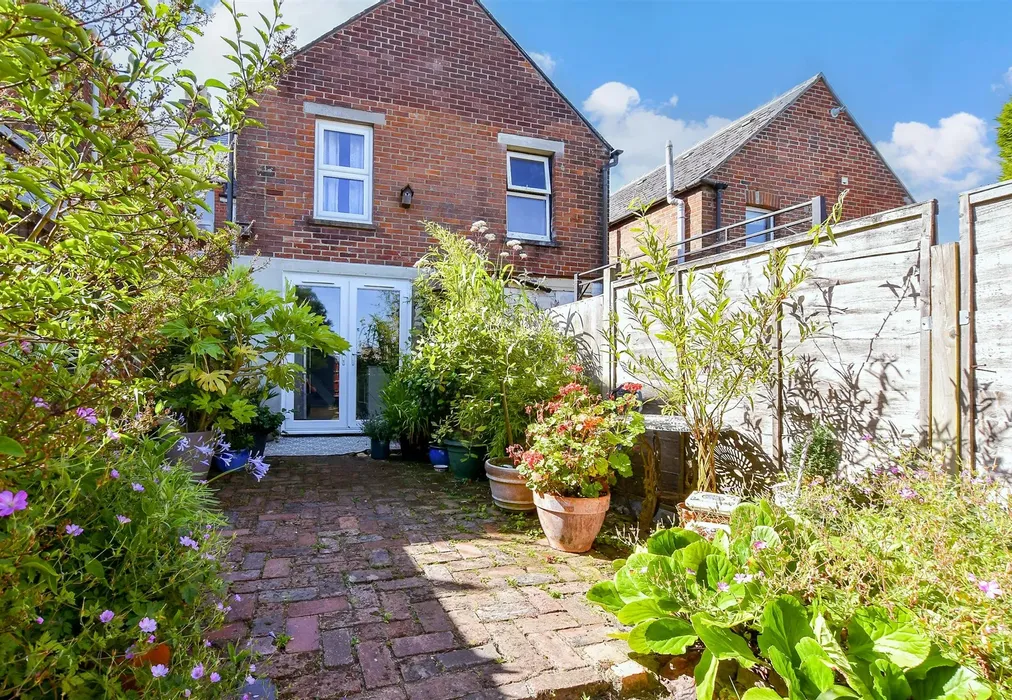 Rear Garden - Albert Road, Gurnard, Isle of Wight - Wards of Kent