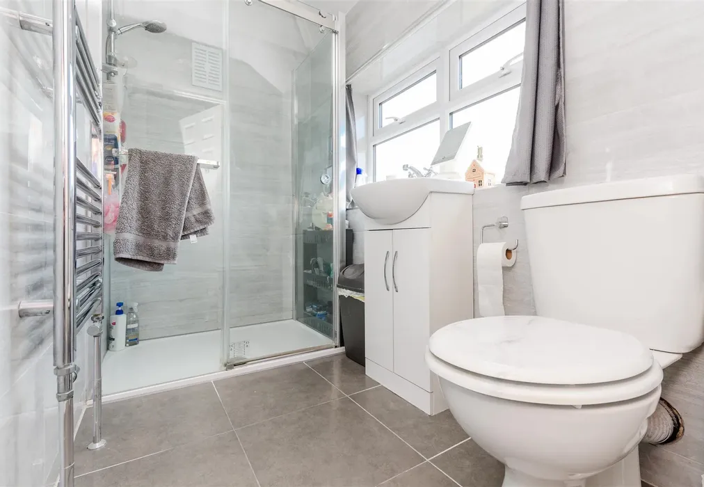 Shower Room - Dale Road, Rochester, Kent - Wards of Kent