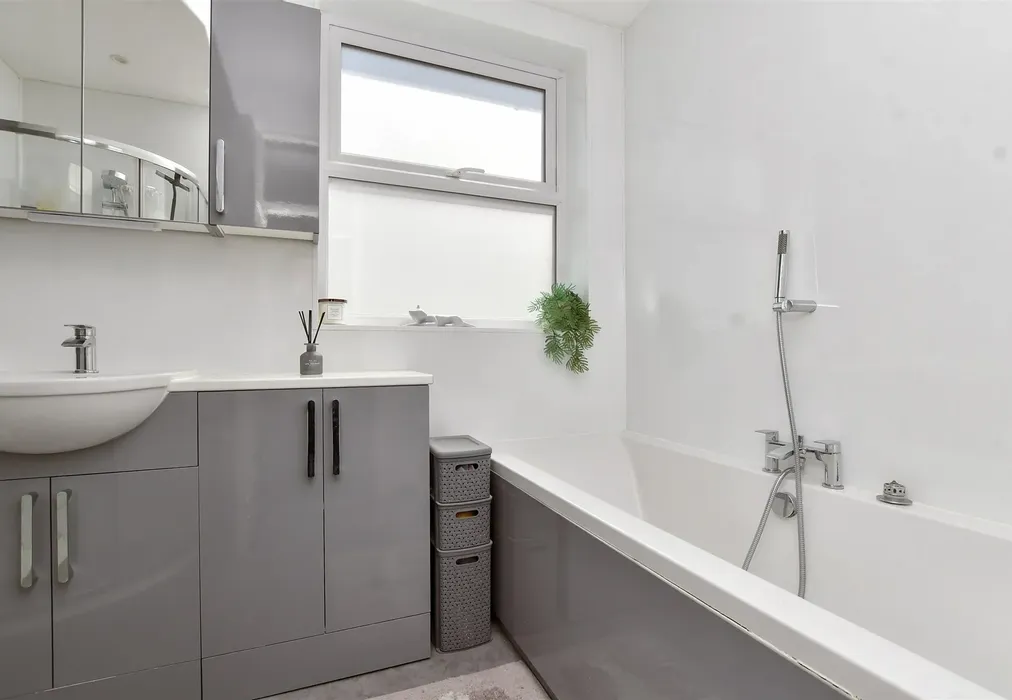 Bathroom - Collyer Avenue, Beddington, Surrey - Wards of Kent