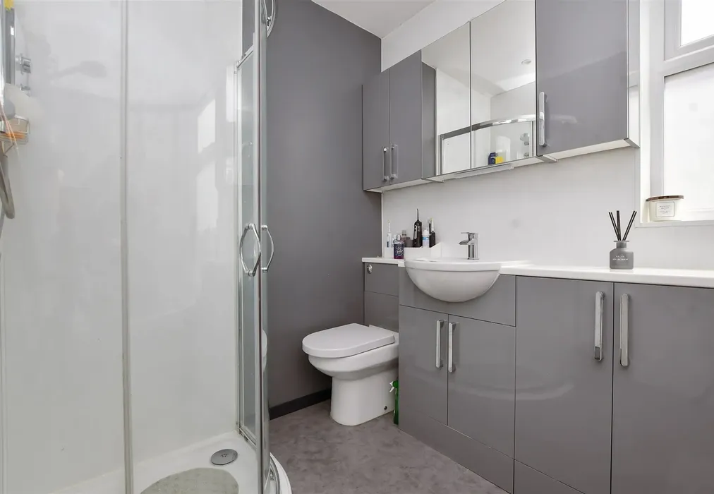 Bathroom - Collyer Avenue, Beddington, Surrey - Wards of Kent