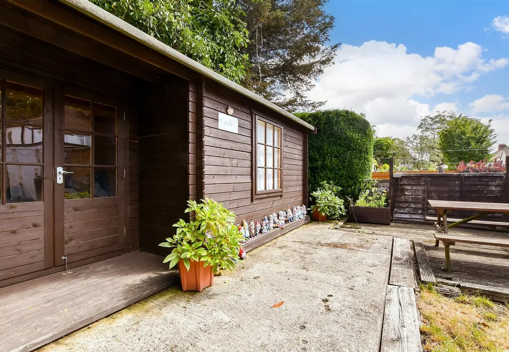Workshop/Outbuildings - Collyer Avenue, Beddington, Surrey - Wards of Kent
