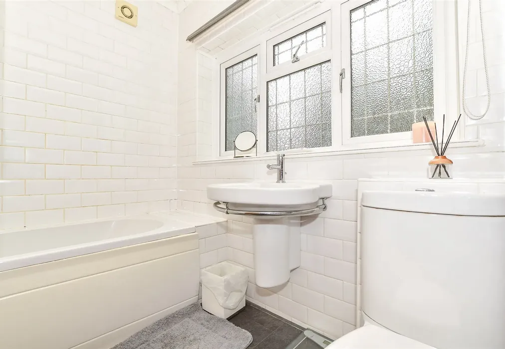 Bathroom - Trench Road, Tonbridge, Kent - Wards of Kent