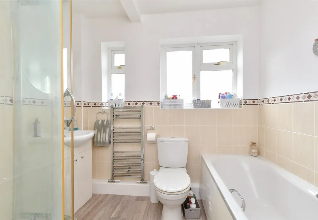 Bathroom - Findon Road, Worthing, West Sussex - Wards of Kent