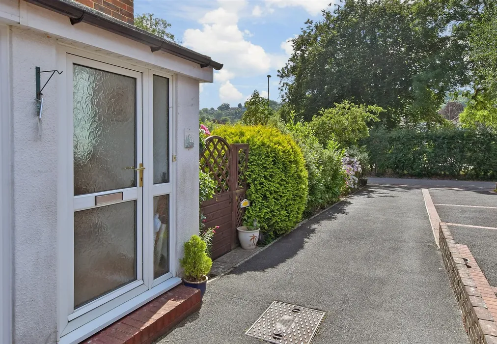 Driveway/Parking - Findon Road, Worthing, West Sussex - Wards of Kent