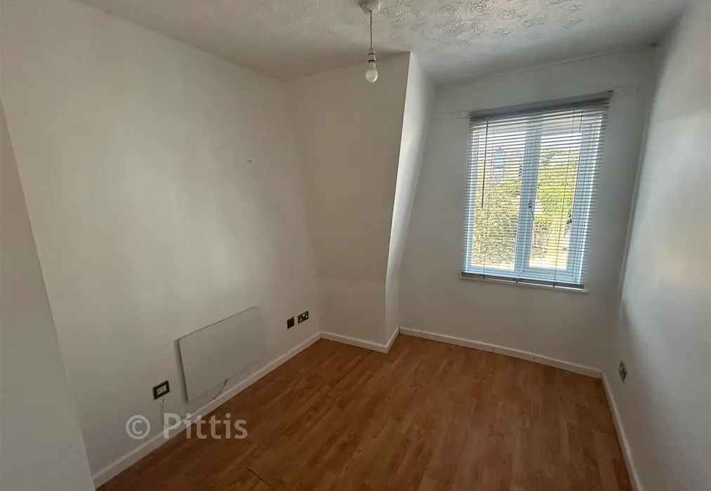 Bedroom - Terminus Road, Cowes, Isle of Wight - Wards of Kent