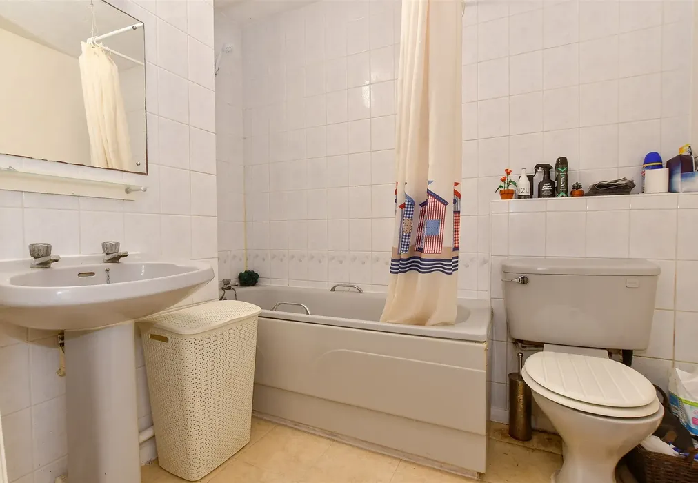 Bathroom - Terminus Road, Cowes, Isle of Wight - Wards of Kent