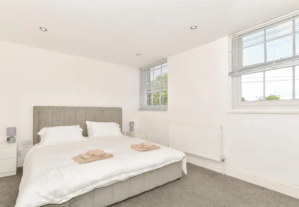 Bedroom 1 - West Street, Faversham, Kent - Wards of Kent
