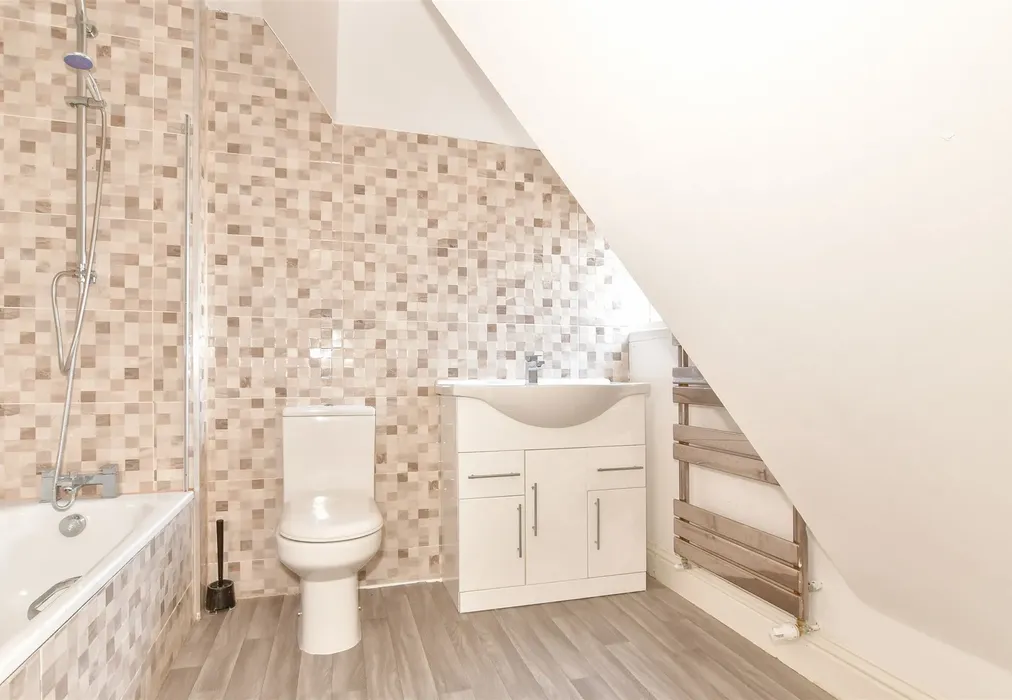 Bathroom - West Street, Faversham, Kent - Wards of Kent