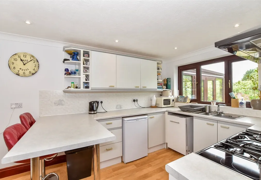 Kitchen - Coast Drive, Greatstone, Kent - Wards of Kent