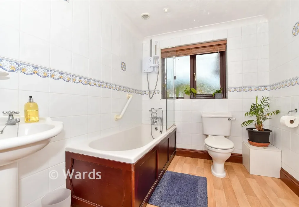 Bathroom - Coast Drive, Greatstone, Kent - Wards of Kent