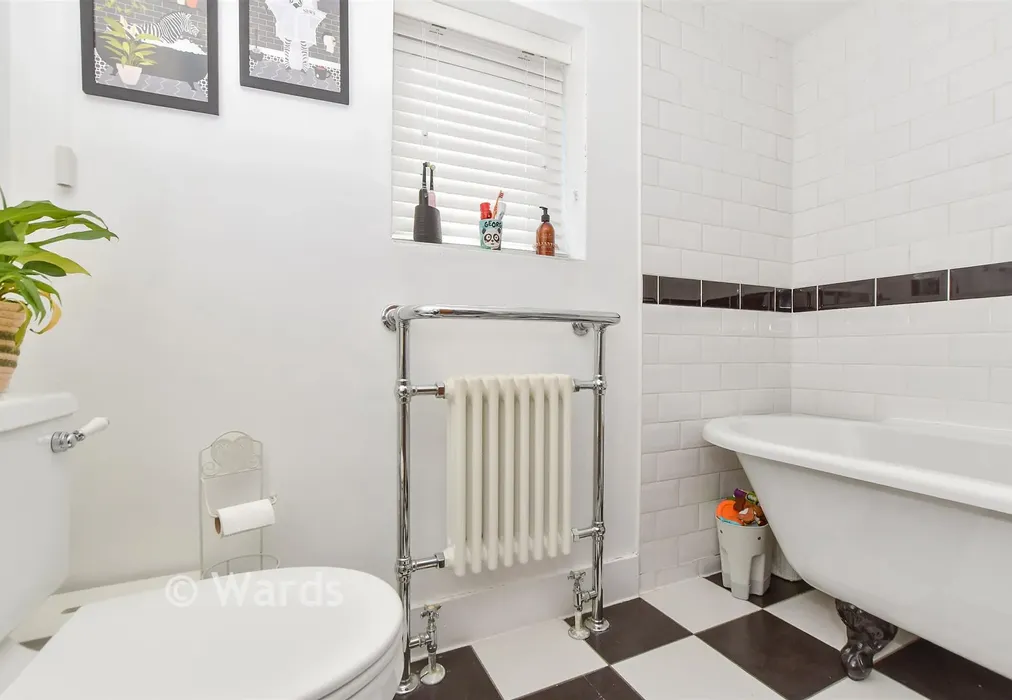 Bathroom - Plain Road, Smeeth, Ashford, Kent - Wards of Kent