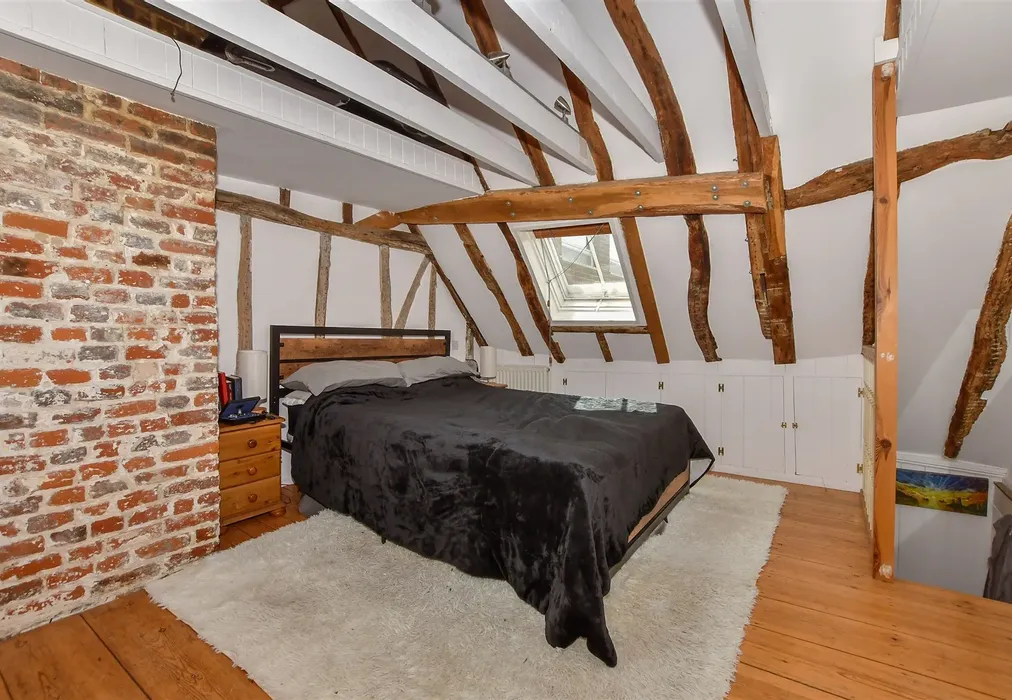 Bedroom 1 - Beer Cart Lane, Canterbury, Kent - Wards of Kent