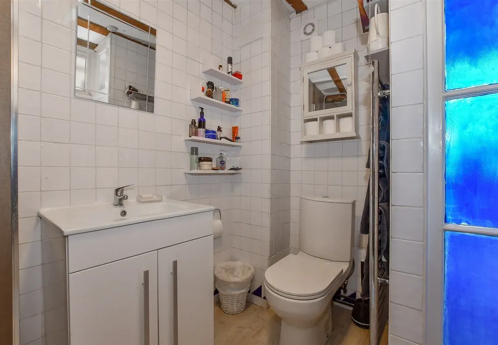 Shower Room - Beer Cart Lane, Canterbury, Kent - Wards of Kent