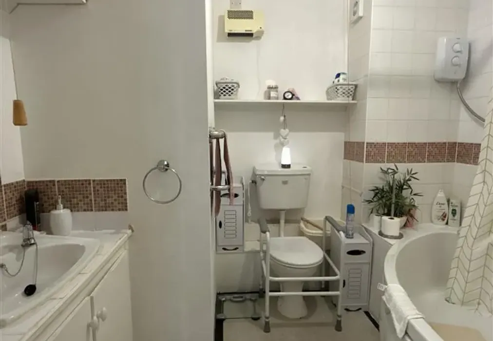 Bathroom - Fairfield Road, Broadstairs, Kent - Wards of Kent