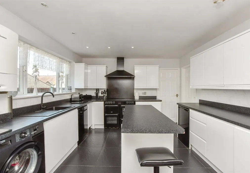 Kitchen - Bradstow Way, Broadstairs, Kent - Wards of Kent