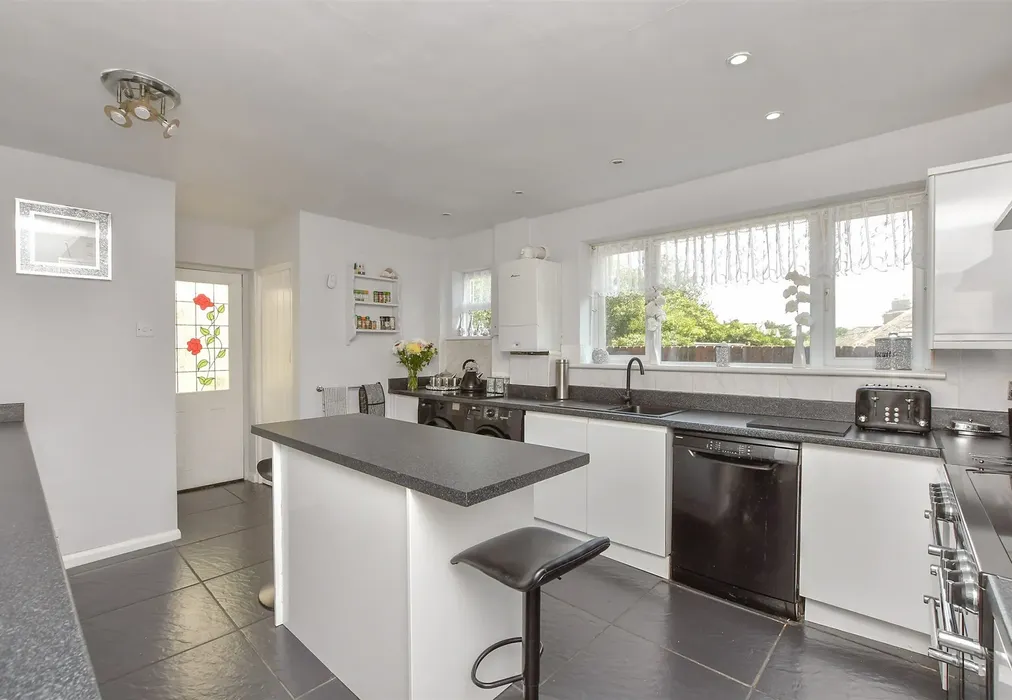 Kitchen - Bradstow Way, Broadstairs, Kent - Wards of Kent