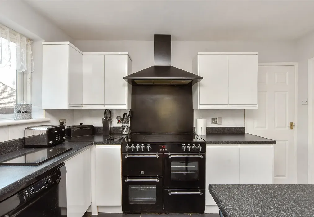 Kitchen - Bradstow Way, Broadstairs, Kent - Wards of Kent