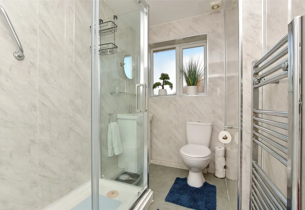 Bathroom - Bradstow Way, Broadstairs, Kent - Wards of Kent