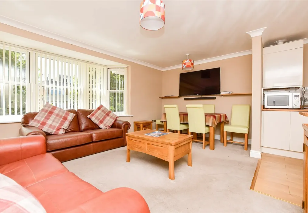 Lounge/Diner - Westgate Bay Avenue, Westgate-On-Sea, Kent - Wards of Kent