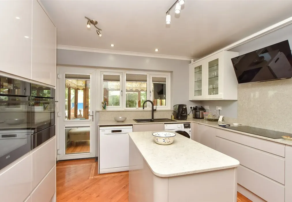 Kitchen - Nelson Avenue, Minster On Sea, Sheerness, Kent - Wards of Kent