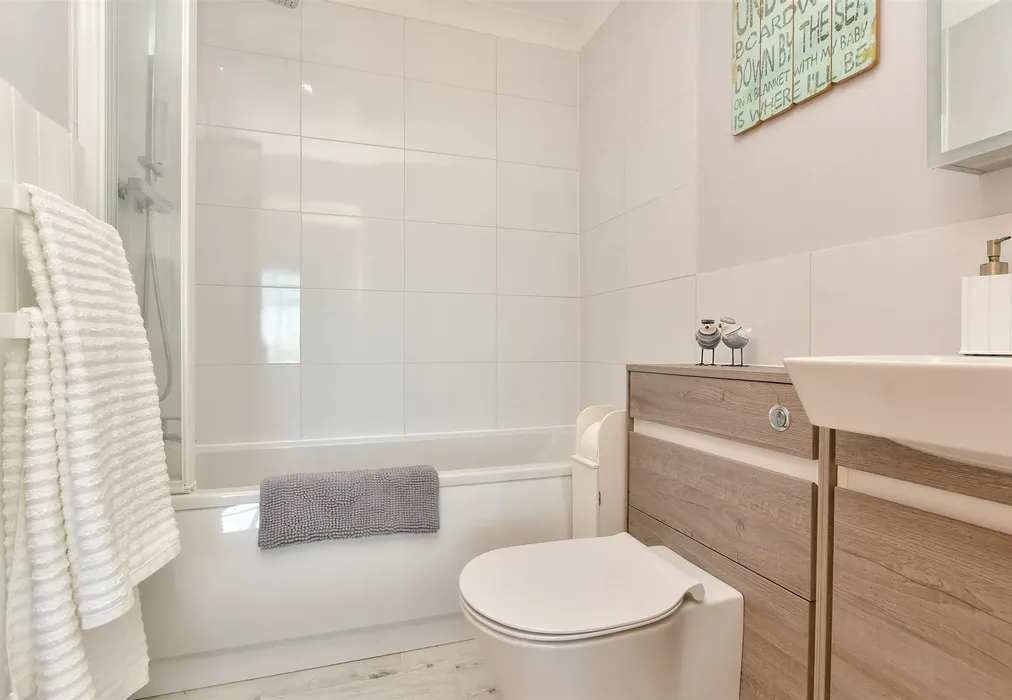 En-Suite - Sea Road, Westgate-On-Sea, Kent - Wards of Kent